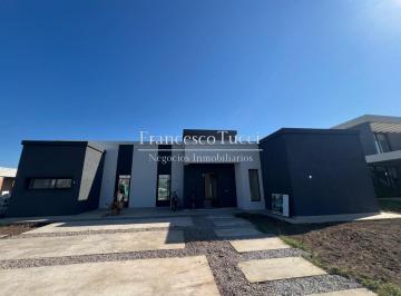 Casa · 144m² · 4 Ambientes · 2 Cocheras · Casa en Venta 4 Ambientes Prados del Oeste