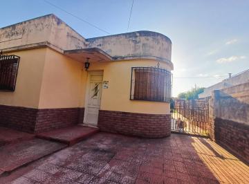 Casa · 150m² · 3 Dormitorios · 1 Cochera · Vendo Casa en Barrio Escuela - Rio Tercero