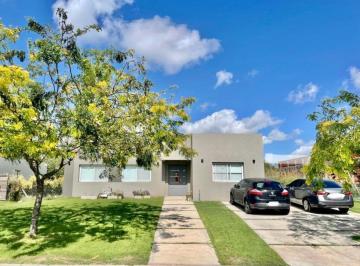Casa · 170m² · 4 Ambientes · 2 Cocheras · Fantástica Casa a La Venta con Piscina en El Barrio Privado El Cantón, Escobar.