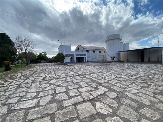 Bodega-Galpón · 500m² · 1 Dormitorio · 1 Cochera
