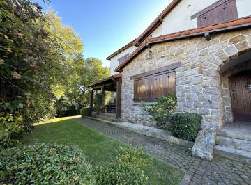 Casa · 388m² · 6 Ambientes · 3 Cocheras · Venta | Chalet Estilo Mar del Plata | Barrio Stella Maris |