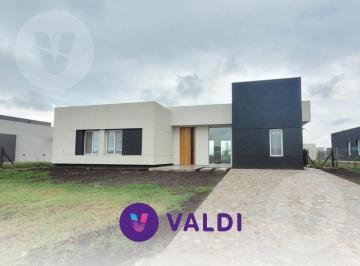 Casa · 160m² · 4 Ambientes · 2 Cocheras · Casa en Venta con Renta - Barrio San Simon, Canning