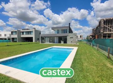 Casa · 227m² · 5 Ambientes · Casa de 4 Dorm. en Venta en Terralagos Canning