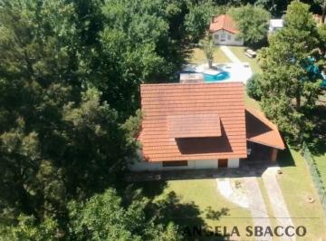 Quinta vacacional · 200m² · 5 Ambientes · 1 Cochera · Quinta en Venta en Barrio, Parque Exaltación.