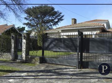 Casa · 311m² · 7 Ambientes · 1 Cochera · Venta Privilegiado Chalet en Los Troncos