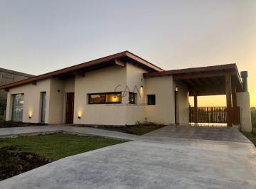 Casa · 140m² · 4 Ambientes · 1 Cochera · Alquiler Marzo a Diciembre Barrio Arenas del Sur