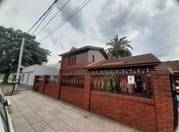 Casa · 150m² · 4 Ambientes · 2 Cocheras · Excelente Casa de 4 Ambientes en Pilar Centro