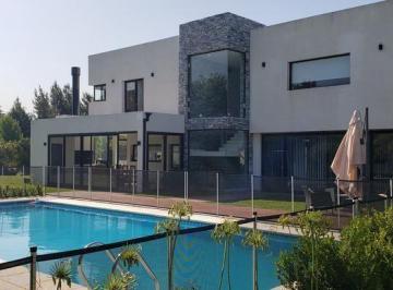 Casa · 2000ha · 4 Ambientes · Hermosa Casa en Venta en Barrio Privado Malibu