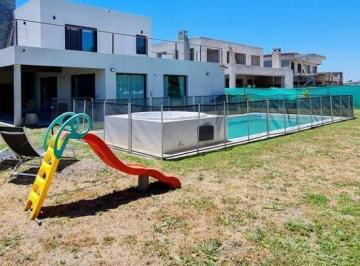 Casa · 251m² · 3 Dormitorios · Moderna Casa en Venta en Barrio Privado Terralagos