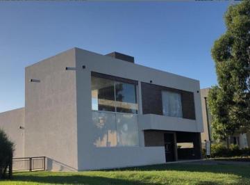 Casa · 250m² · Hermosa Casa en Venta en Barrio Don Joaquin
