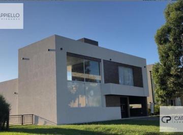 Casa · 700ha · 4 Ambientes · 1 Cochera · Hermosa Casa en Venta en Barrio Don Joaquin