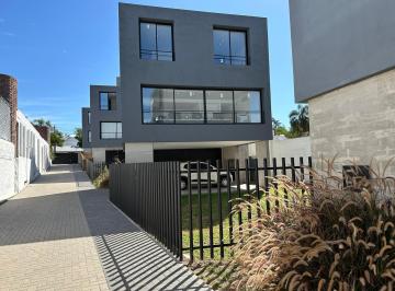 Casa · 200m² · 3 Ambientes · Dúplex en Venta en Villa Belgrano Complejo Housing Qubic - 2 Dorm., 3 Baños, Cochera y Jardin