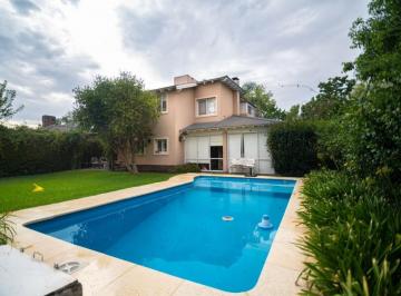 Casa · 230m² · 5 Ambientes · Casa 5 Ambientes