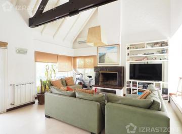 Casa · 200m² · 5 Ambientes · 1 Cochera · Alquiler con Muebles