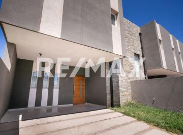 PH · 138m² · 4 Ambientes · 1 Cochera · PH en Venta 3 Dorms| Barrio Perticone Centenario