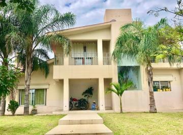 Casa de 7 ambientes, Villa Allende · Casa en Venta en San Isidro con Pileta