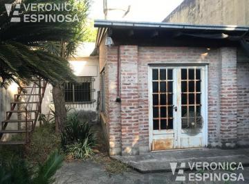 Casa · 165m² · 3 Ambientes · 2 Cocheras · Casa de Tres Ambientes en Venta. Morón. Sobre Lote Propio de 10x30