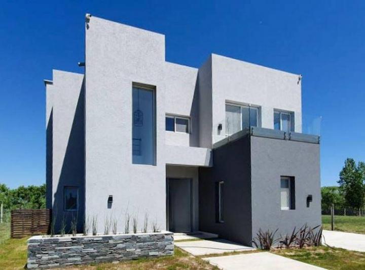 Casa · 190m² · 4 Ambientes · 2 Cocheras