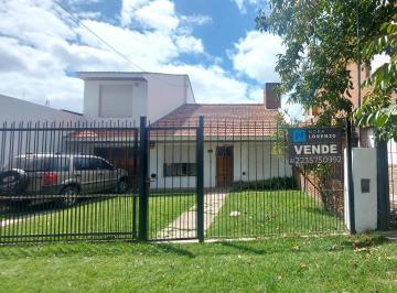 Casa de 4 ambientes, Mar del Plata · Venta Chalet + Depto a Reciclar - Los Pinares