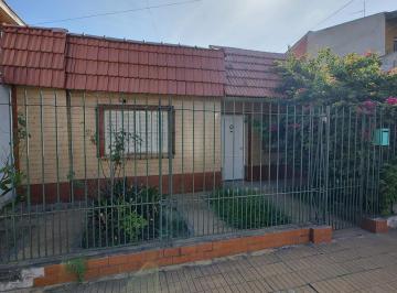 Casa · 100m² · 3 Ambientes · 1 Cochera · Oportunidad! Casa 3 Amb C/gran Fondo Libre y Cochera! Lanus