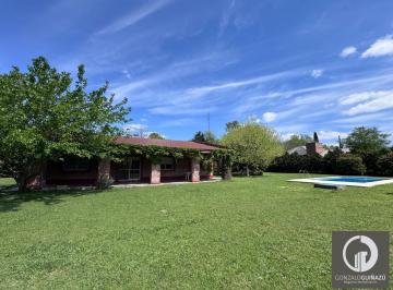 Casa · 2400m² · 5 Ambientes · Casa Venta Terreno 2.400 m² 2 Dorm. Quincho Jardin Piscina Barrio Los Aromos Roldan