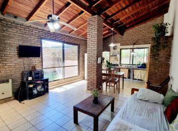 Casa · 120m² · 3 Ambientes · 2 Cocheras · Venta Casa con Fondo Libre y Garaje