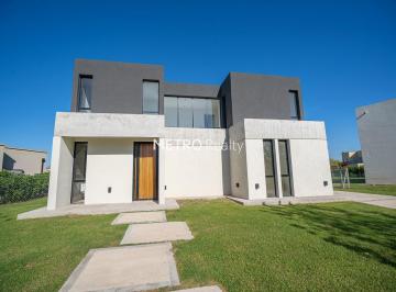 Casa · 170m² · 4 Ambientes · Casa en Venta en El Cantón Golf
