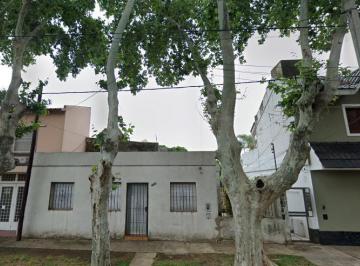Frente · Inmejorable Casa de Pasillo Reciclada 2 Dorm / Terreza / Patio