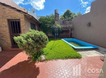 Casa · 169m² · 5 Ambientes · 1 Cochera · Casa en Venta 3 Dorm. con Jardín y Pileta Rosario Santa Fe