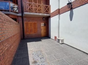 Casa · 90m² · 4 Ambientes · 1 Cochera · Casa en Lanús Este
