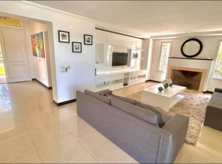 Casa · 530m² · 9 Ambientes · 2 Cocheras