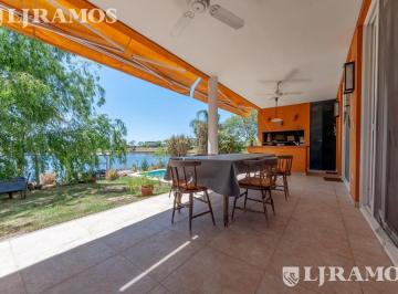 Casa · 130m² · 2 Dormitorios · Casa Sobre El Lago en Venta en El Barrio Vistas