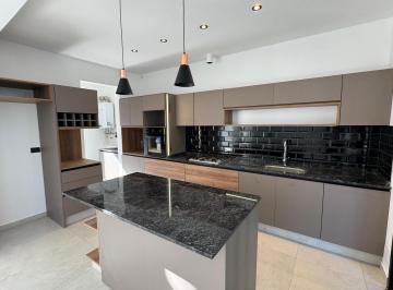 Casa · 200m² · 5 Ambientes · 2 Cocheras · Venta Apto Credito - Casa - 3 Dorm. Escritorio Las Cañitas Barrio Privado