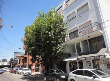 Departamento de 3 ambientes, Almirante Brown · Tres Ambientes Amplios en El Centro de Adrogue Bajas Expensas.