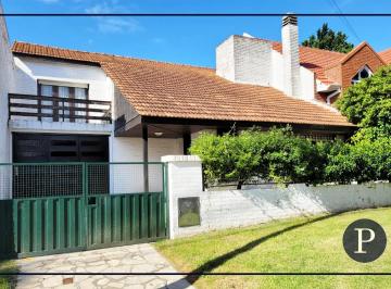 Casa · 200m² · 5 Ambientes · 2 Cocheras · Casa en San Carlos