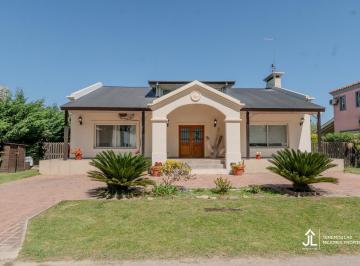 Casa · 1200m² · 4 Ambientes · Casa en Venta en E1 con Dos Lotes en Cardales Village