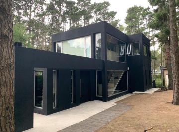 Casa · 150m² · 4 Ambientes · Moderna Casa en Bosque de Mar Azul