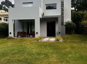 Casa · 150m² · 5 Ambientes · Moderna Casa 5 Ambientes en Excelente Lote