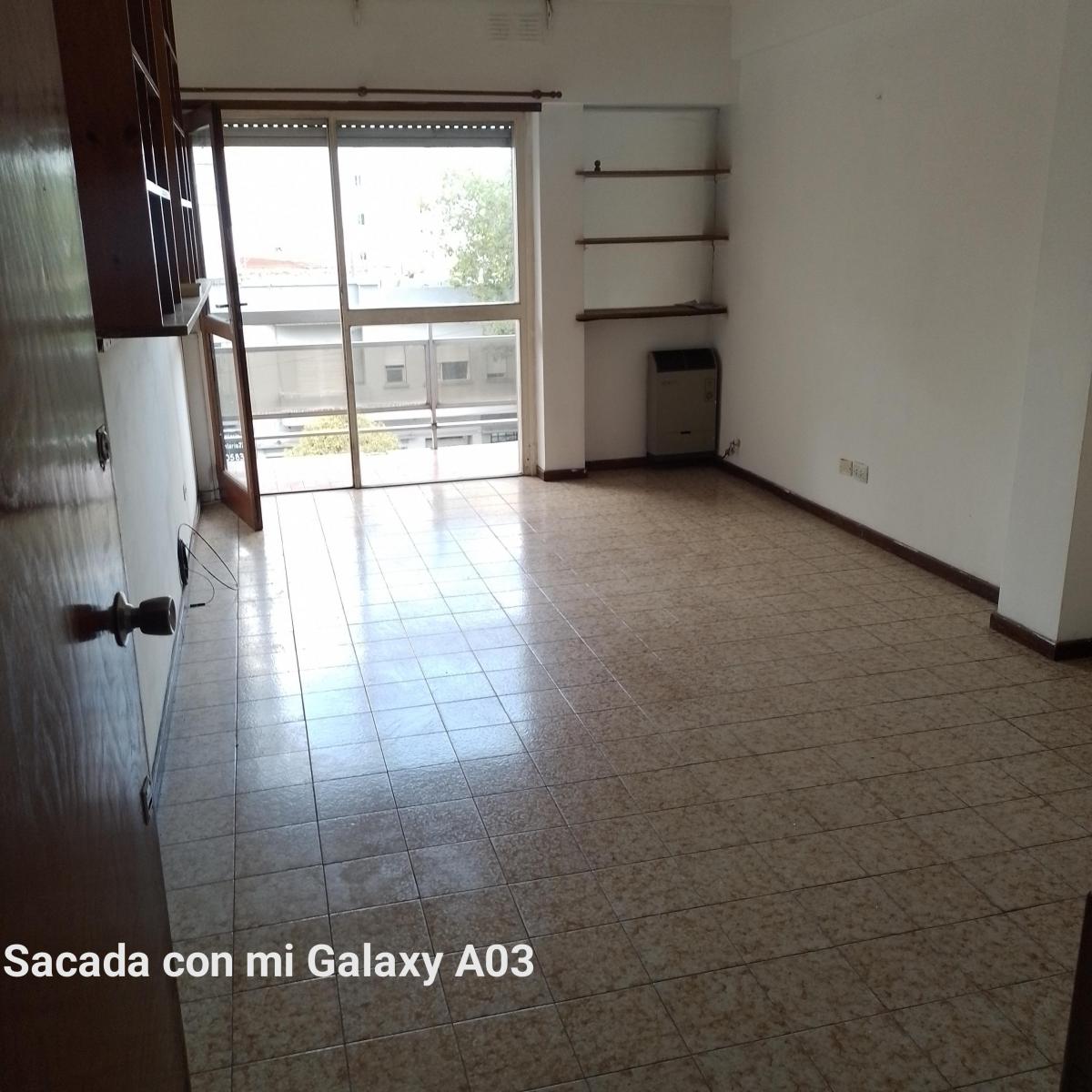 Venta Departamento 3 ambientes con balcón corrido a la calle