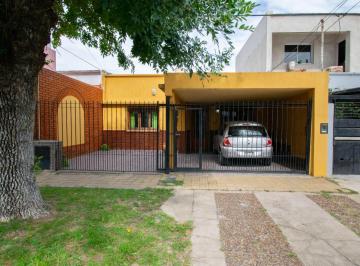 Casa · 180m² · 4 Ambientes · 1 Cochera · Casa a La Venta en Los Hornos, de 2 Dorm..