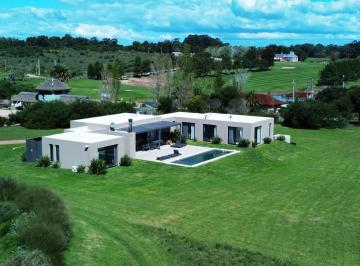 Casa · 4000m² · 5 Ambientes · 2 Cocheras · Casa - Pueblomio