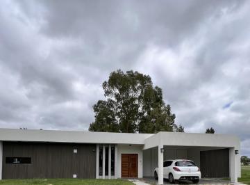 Casa · 217m² · 4 Ambientes · 2 Cocheras · Casa en Venta - 3 Dorm. 3 Baños - 1.500 m² - Abasto, La Plata