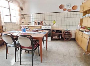 Casa · 230m² · 5 Ambientes · 1 Cochera · Casa en Venta - 4 Dorm. 2 Baños - 230 m² - La Plata