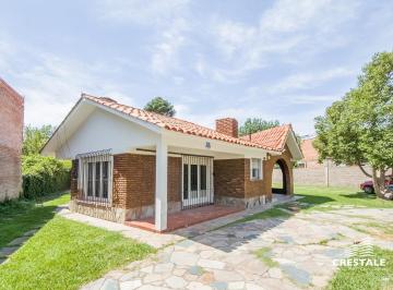 Casa · 235m² · 6 Ambientes · 2 Cocheras · Venta / Permuta - Casa 3 Dorm. en Lote 1100 m² - Fisherton, Rosario