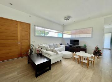 Casa · 110m² · 4 Ambientes · 2 Cocheras · Casa en Venta de 3 Dorm. en Haras de Funes