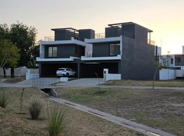 PH de 10 ambientes, Córdoba · Amplio PH en La Calandria. Mza 19 Lote 37 "A"