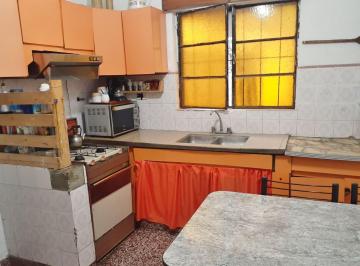 Casa de 3 ambientes, Almirante Brown · Jose Ingenieros 200 Permuta 3 Amb Fondo Libre B. Lindo Escr 200 M&sup2;!