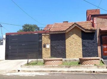 ARQ-ARQ-299_2 · Casa de 4 Dorm. con Piscina en Venta!