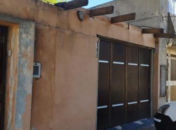 Casa · 99m² · 4 Ambientes · 1 Cochera · Venta - Casa - 2 Dorm. - Garage