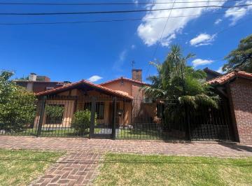 Casa · 229m² · 4 Ambientes · 2 Cocheras · Castelar Norte Chalet en Venta 4 Amb a 50 m de Arias